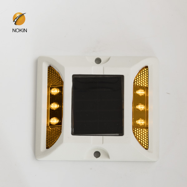 On which part of a motorway are amber reflective studs found 